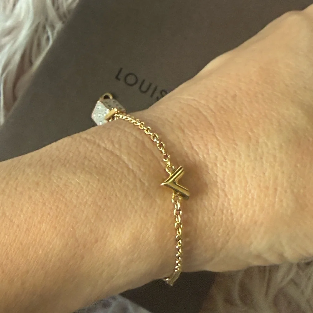 ❤️❤️❤️ Hard to find . Louis Vuitton Gold Chain Bracelet - Picture 7 of 11